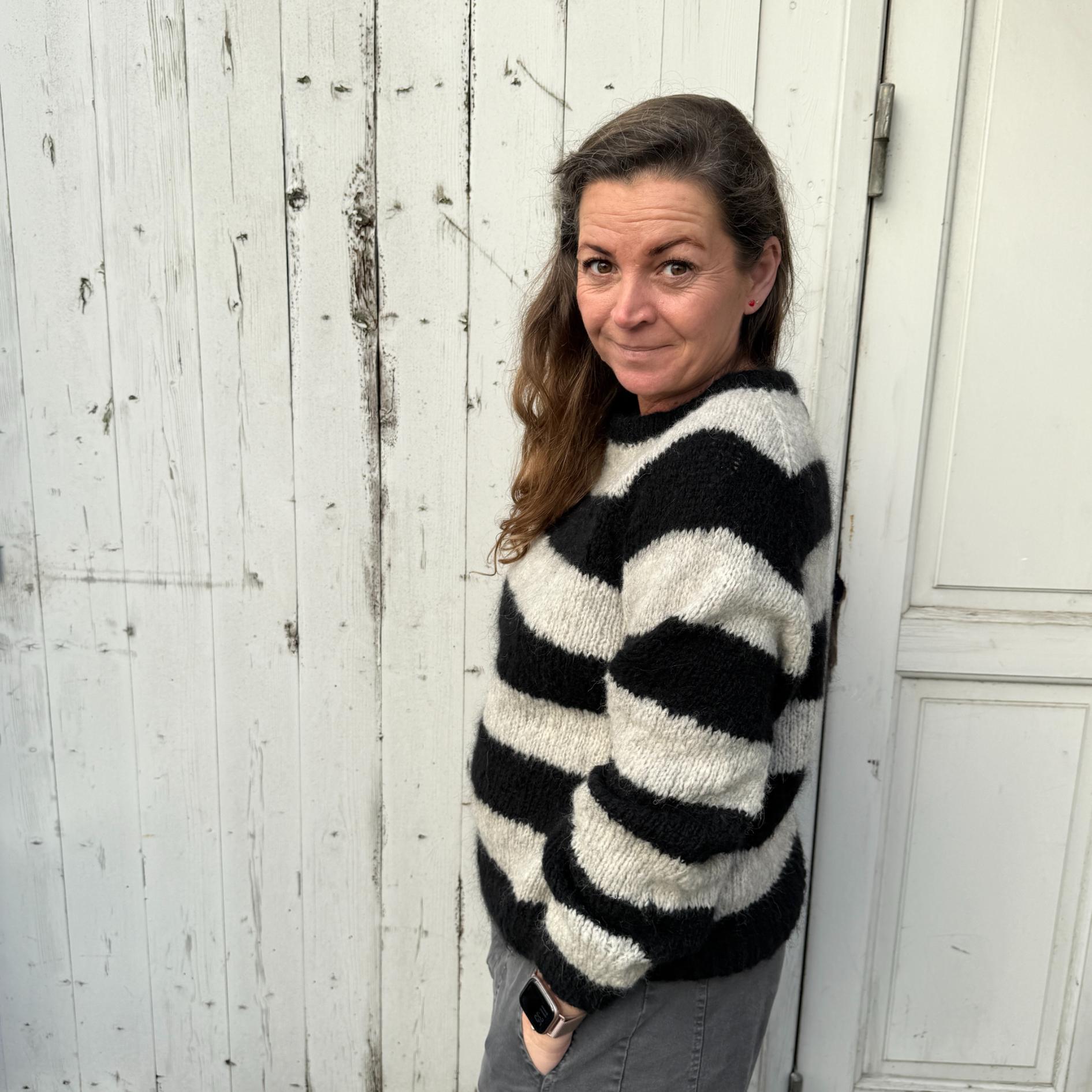 Coffee Beanies striktrøje i striber Black/Grey  - fra siden