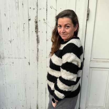 Coffee Beanies striktrøje i striber Black/Grey  - fra siden