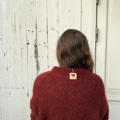 Striktrøje i farven winered - her ses den bagfra 