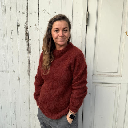 Striktrøje fra Coffee Beanies i farven winered - strikket i en alpachamix