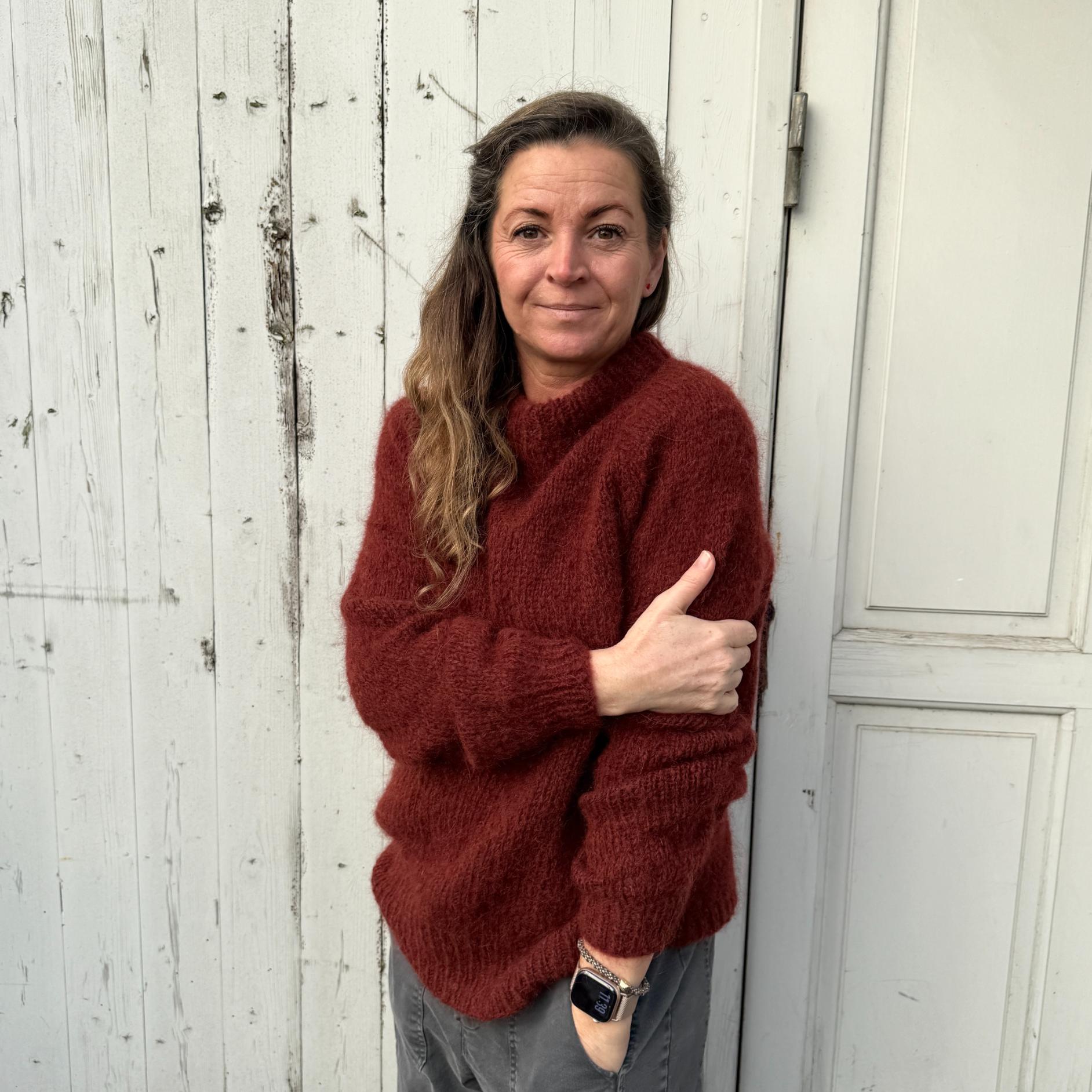 Ida striktrøjen fra Coffee Beanies er den perfekte kombination af varme, blødhed og omtanke