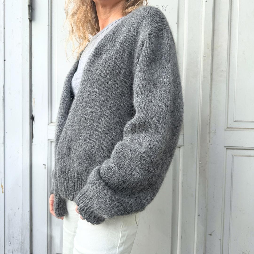 Komfortabel grå strikcardigan med afslappet look
