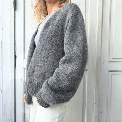 Komfortabel grå strikcardigan med afslappet look