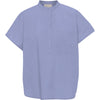 Den lyseblå kortærmede skjorte 'Columbo' fra Frau har et flot minimalistisk snit med kinakrave. T-shirten har stolpelukning, og er lavet i en let bomuldspoplin, som gør skjorten åndbar og super behagelig at have på. Modellen er one size og er lavet i 100% økologisk bomuld.