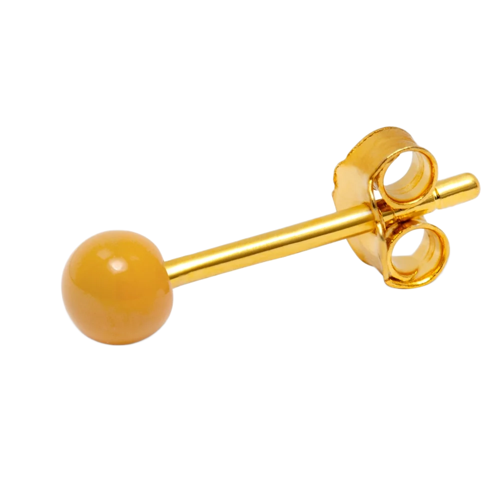 Color ball fra LULU Cph er en ørestik med en enkelt kugle på - denne er marigold som er en dyb gul farve