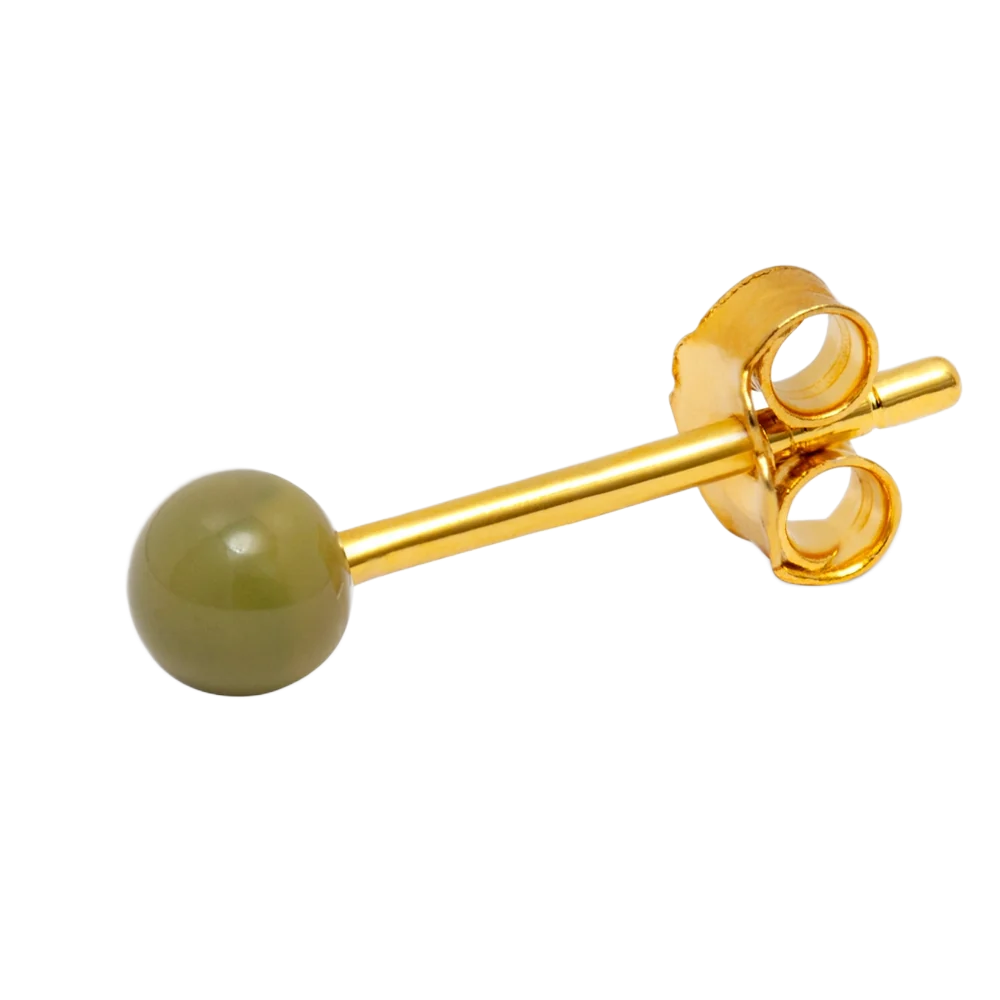 Color ball fra LULU Cph er en ørestik med en enkelt kugle på - denne er willow green som er en olivengrøn farve