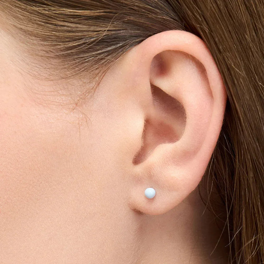 Ørering fra LULU Copenhagen med lyseblå kugle og guldbelagt stift i enkelt design