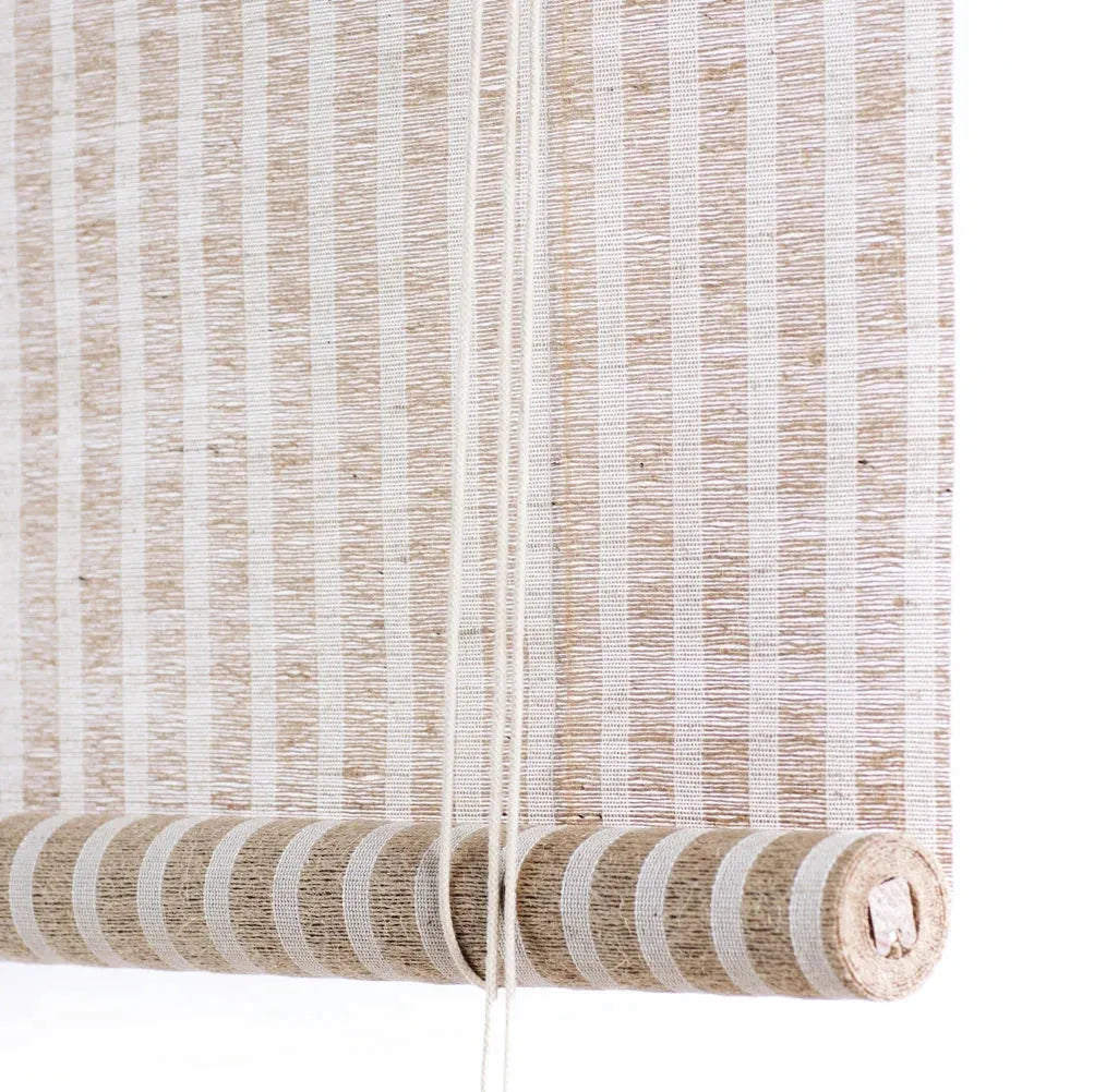 Rullegardin i brun jute med lyse striber og 50% lysfiltrering