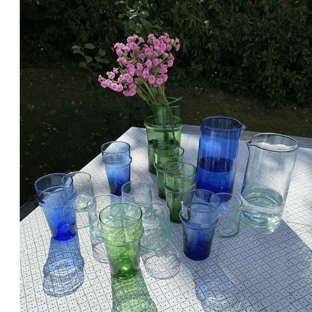 Blå mundblæste glas i genbrugsglas.