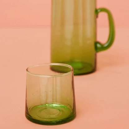Mundblæste grønne glas i genbrugsglas.