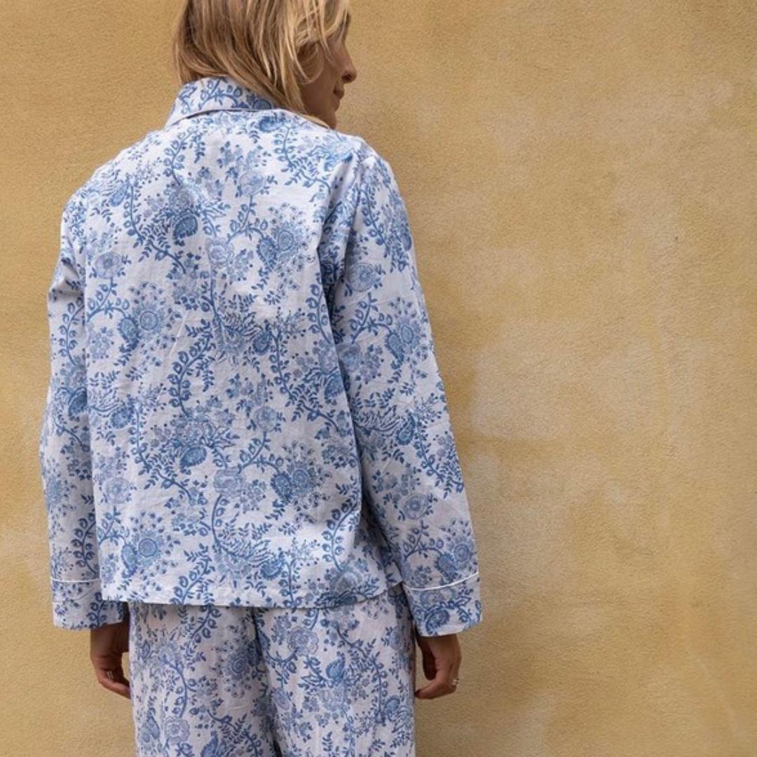 Elegant og let bomulds pyjamas fra Crafts sister i hvid med blåt mønster. 