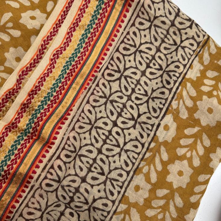 Lækkert tørklæde i farven mustard fra Craft Sisters