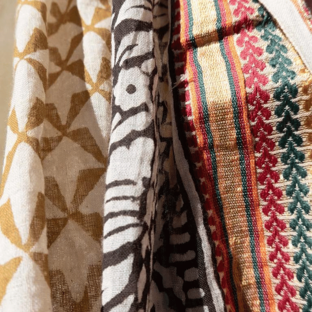Bløde, håndlavede tørklæder fra Craft Sisters – unikke designs med fine detaljer og varme farver, skabt med omtanke og traditionelt håndværk