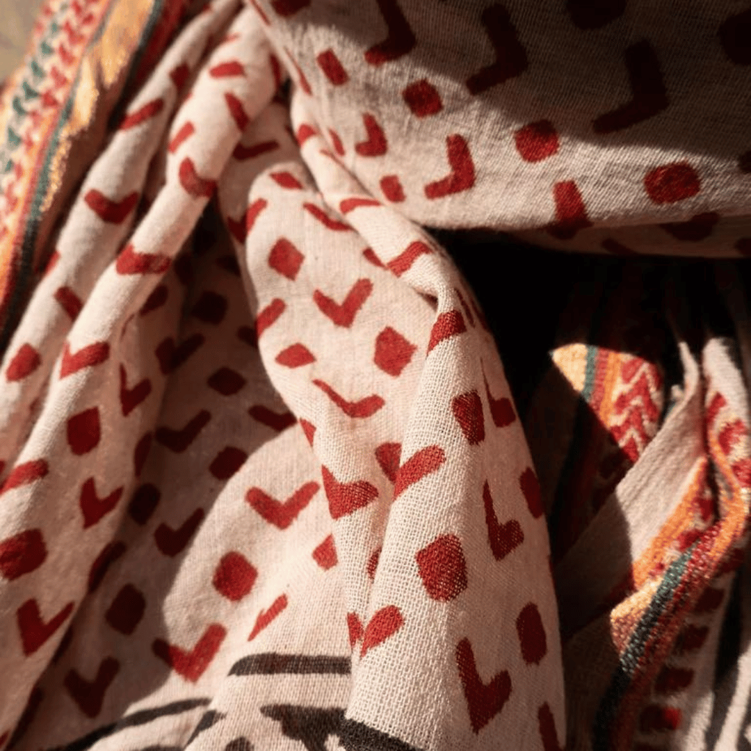 Bløde, håndlavede tørklæder fra Craft Sisters – unikke designs med fine detaljer og varme farver, skabt med omtanke og traditionelt håndværk