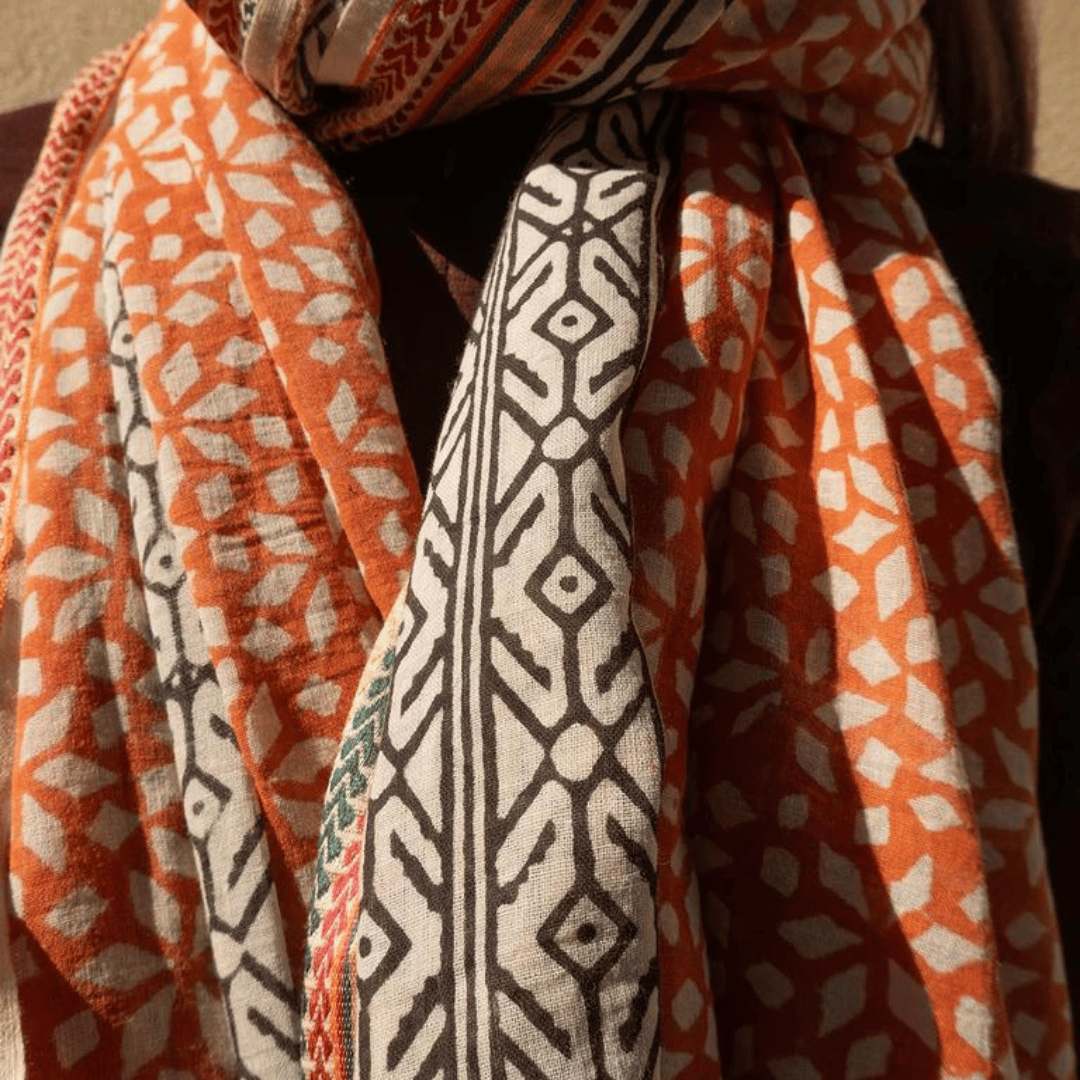 Bløde, håndlavede tørklæder fra Craft Sisters – unikke designs med fine detaljer og varme farver, skabt med omtanke og traditionelt håndværk