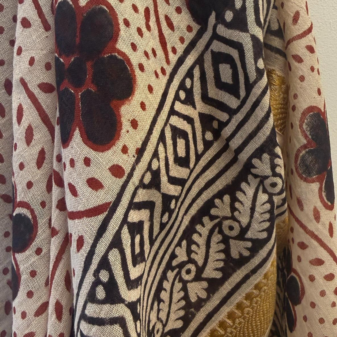 let og luftigt tørklæde fra Craft sisters. Gyldne farver og med blomstermotiv. 