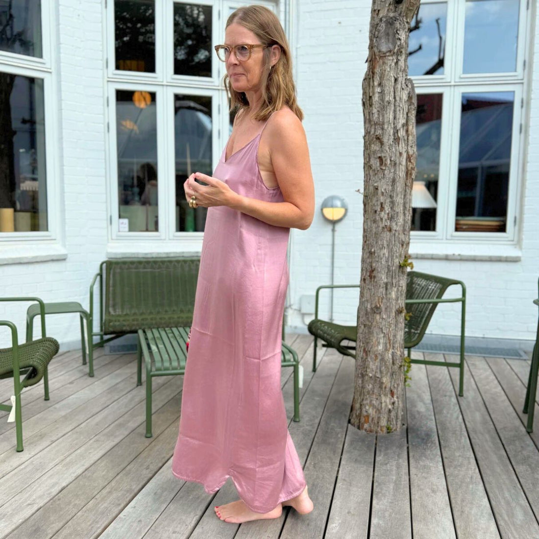 Stropkjole fra Crossley i silke. Den er i en fin lyserød farve