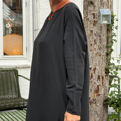 Crossley sort viskose kjole