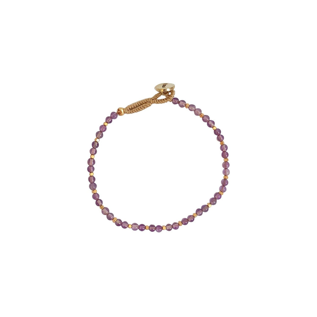 'Lulu Stone Dot' perlearmbåndet fra IBU Jewels er et tidsløst 'Stone Dot' armbånd. Modellen består af en farvet perle med en guldperle mellem hver anden til tredje farvet perle. 'Amethyst' består af en base af amethyst sten, som er en lilla/violet variation af kvarts. Hvis du tager armbåndet op i lyset vil perlerne vise sig fra forskellige vinkler.