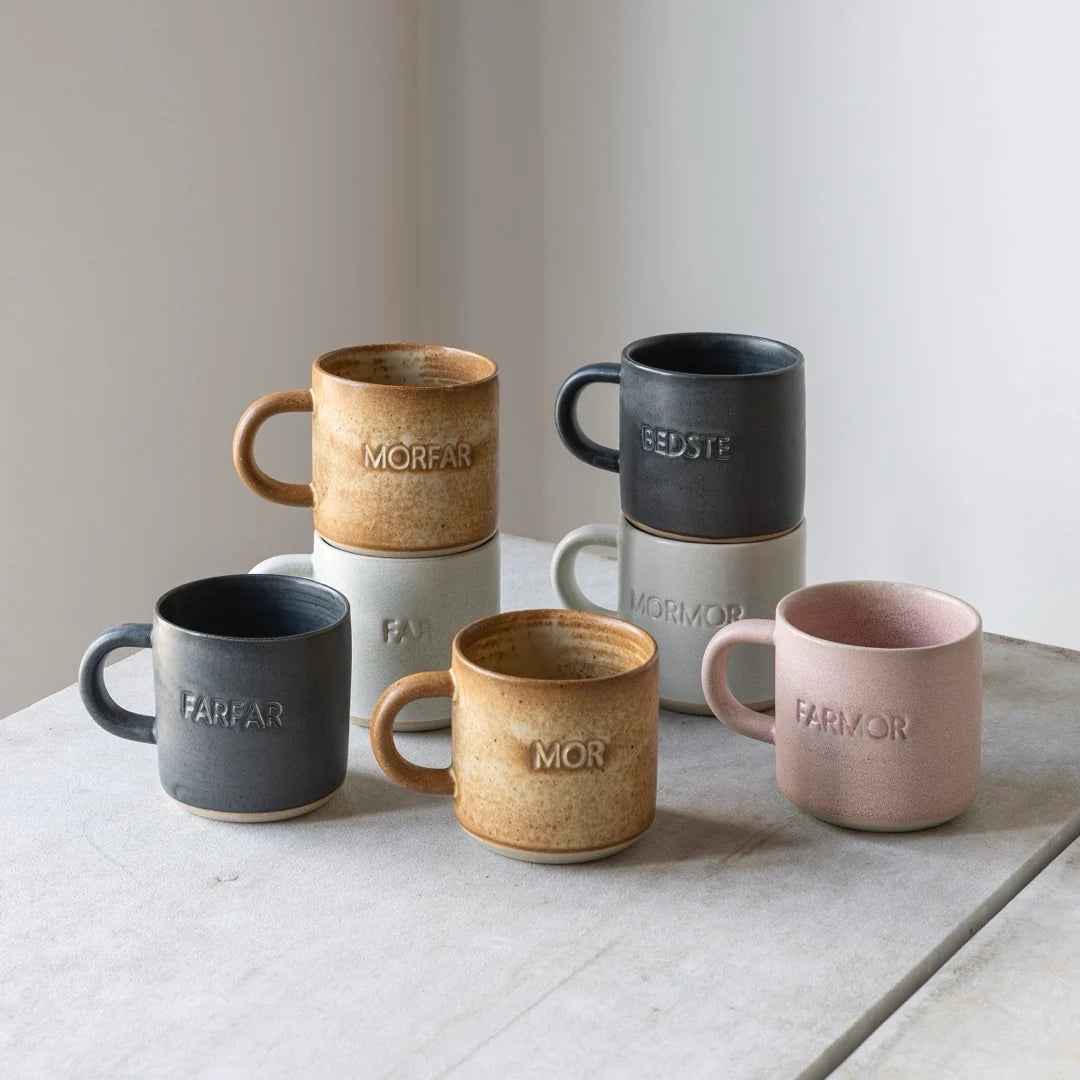 Tekst kopper fra keramiker Julie Damhus