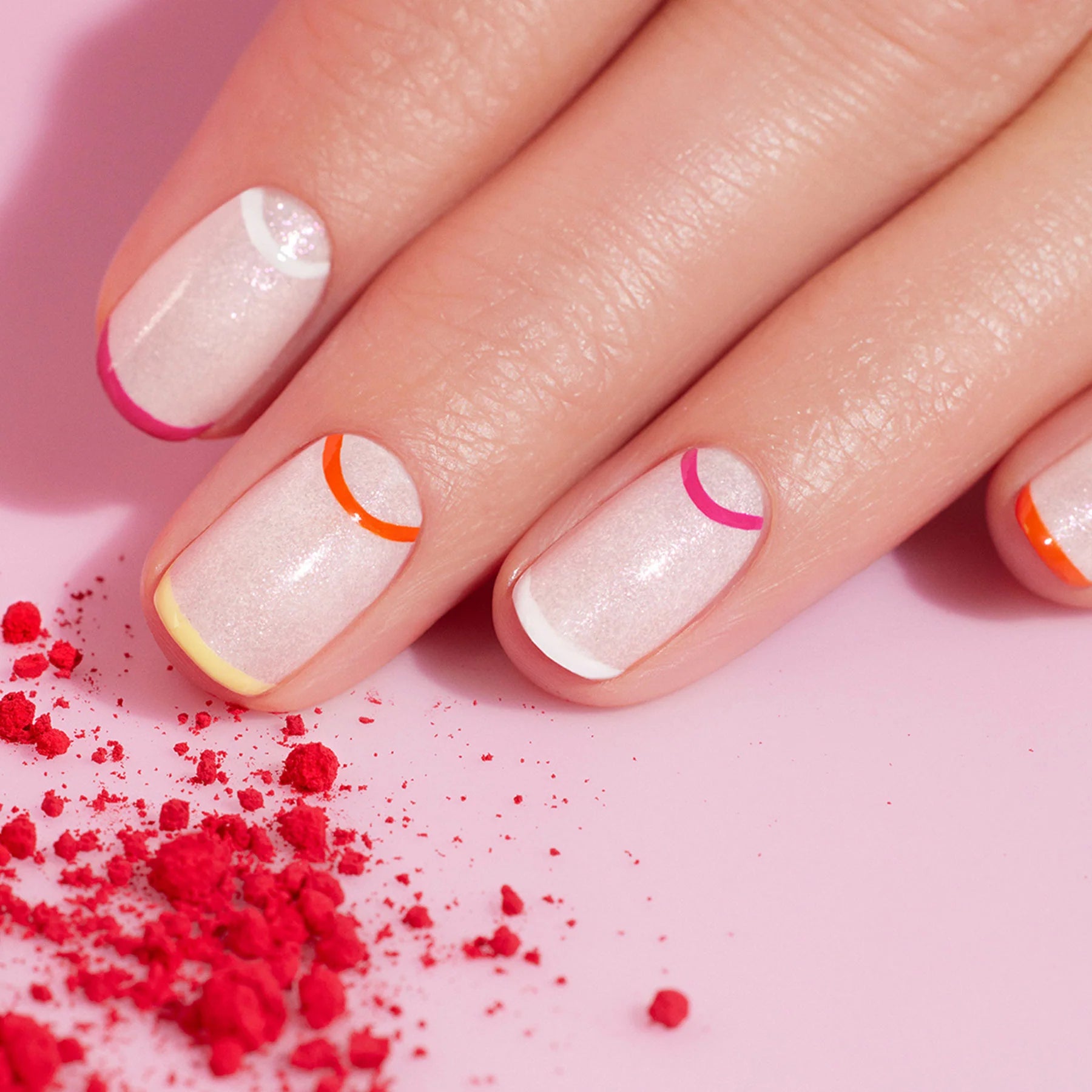 En vegansk neglelak fra Manucurist Paris. Gloss er en hvid farve med pink glimmer i 