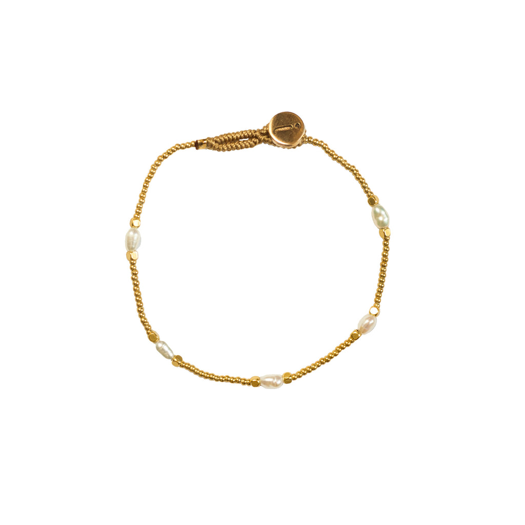 'Lulu Round Pearl' perlearmbåndet fra IBU Jewels er et elegant armbånd bestående af små guldperler, der omfavner enkelte ferskvandsperler. De forskellige størrelser perler giver fint spil i armbåndet og fremhæver perlerne hver for sig. 