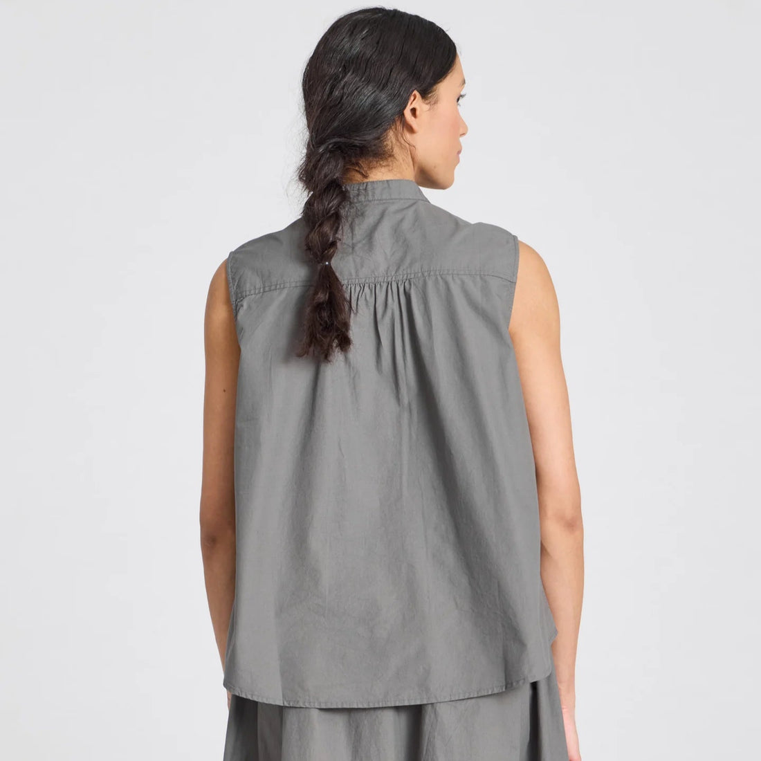 Elisa er en skjorte top fra Gai+Lisva. Denne er i en grå/grøn farve