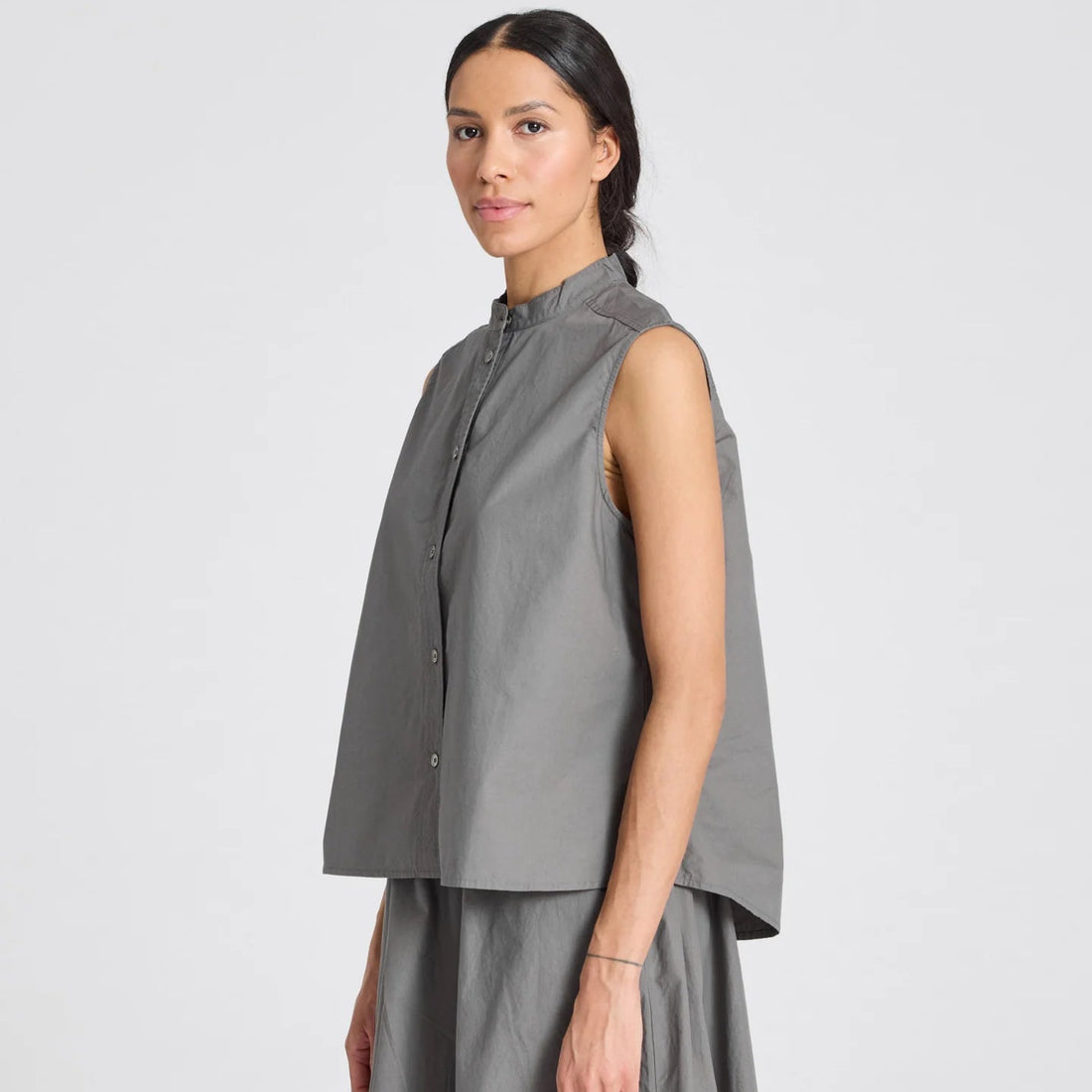 Elisa er en skjorte top fra Gai+Lisva. Denne er i en grå/grøn farve