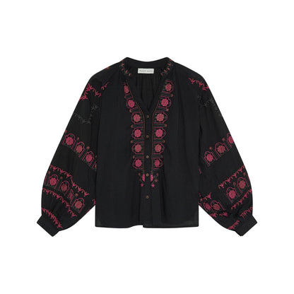 Sort bomuldsbluse med rosa og pink broderier fra Maison Hotel