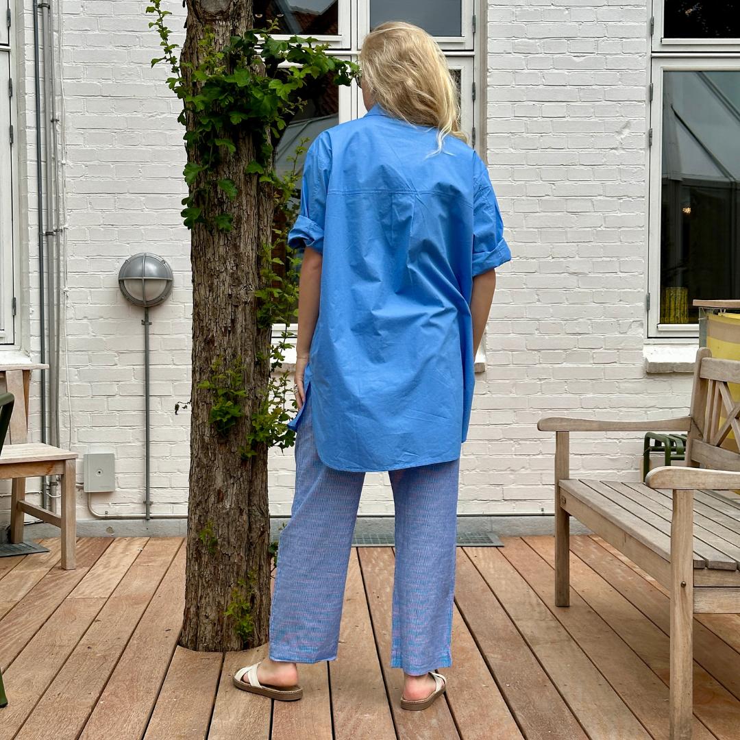 Den lange Lyon skjorte er endnu en perfekt oversized hverdagsskjorte fra Frau. Skjorten er lidt længere bagpå og runder fint foran. Granada Sky er en kraftig blå farve