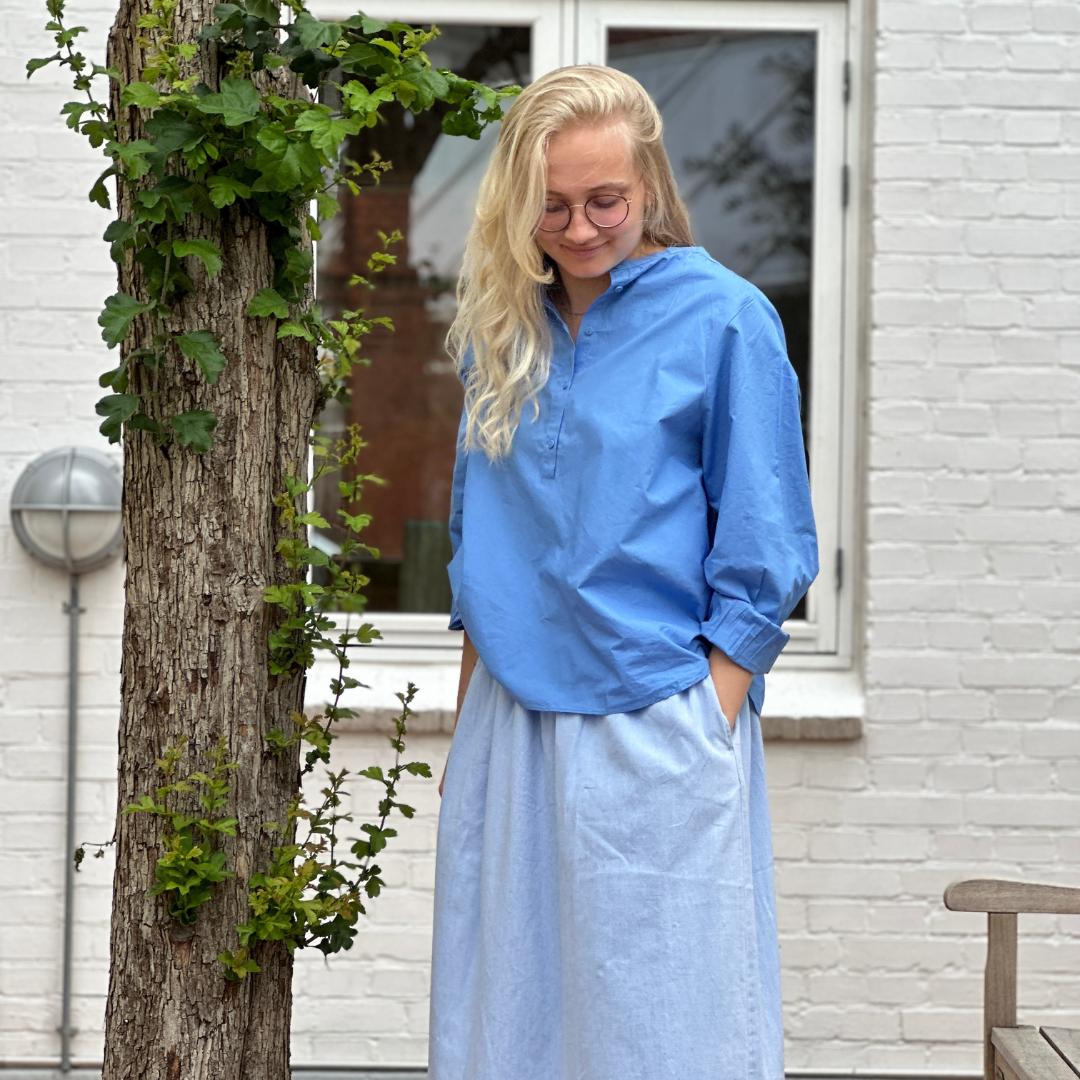 En blå langærmet skjorte i farven &