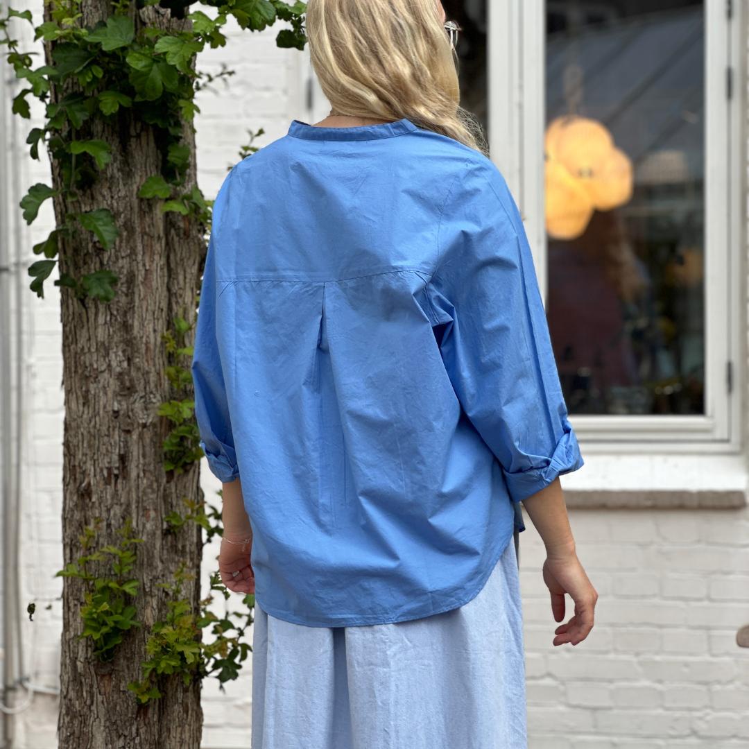 En blå langærmet skjorte i farven &