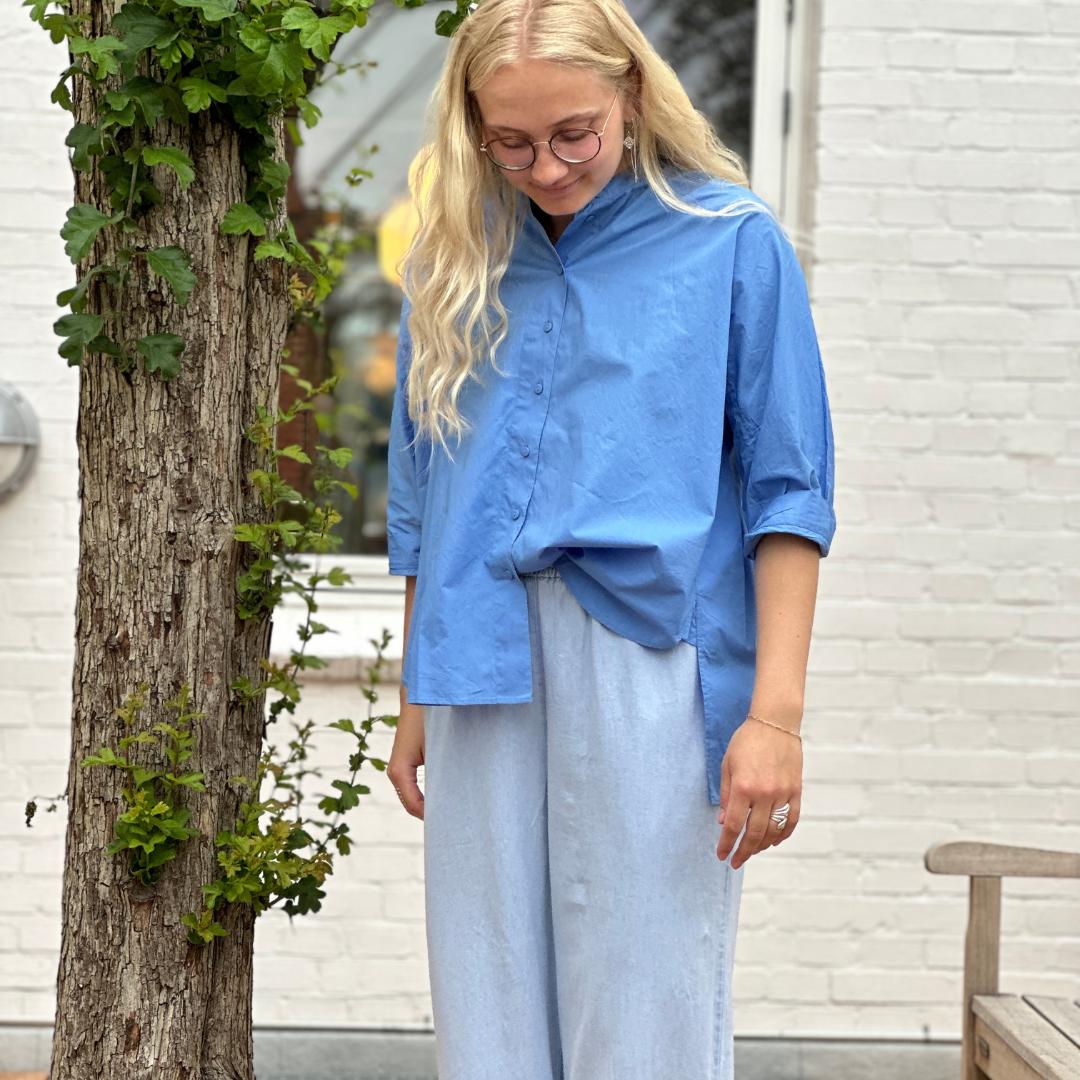 Seoul skjorten fra Frau har et enkelt design med 3/4 ærmer og kinakrave. Skjorten er lidt længere bagpå og runder fint foran. Granada Sky er en kraftig blå farve