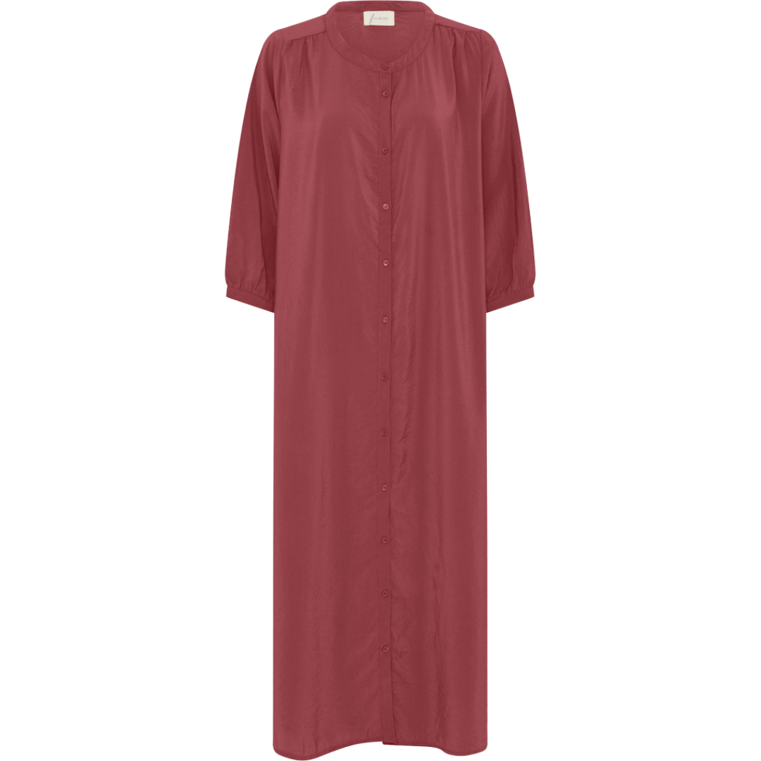 Bari kjolen fra FRAU er en lang gennemknappet kjole med kinakrave. Den er i farven &