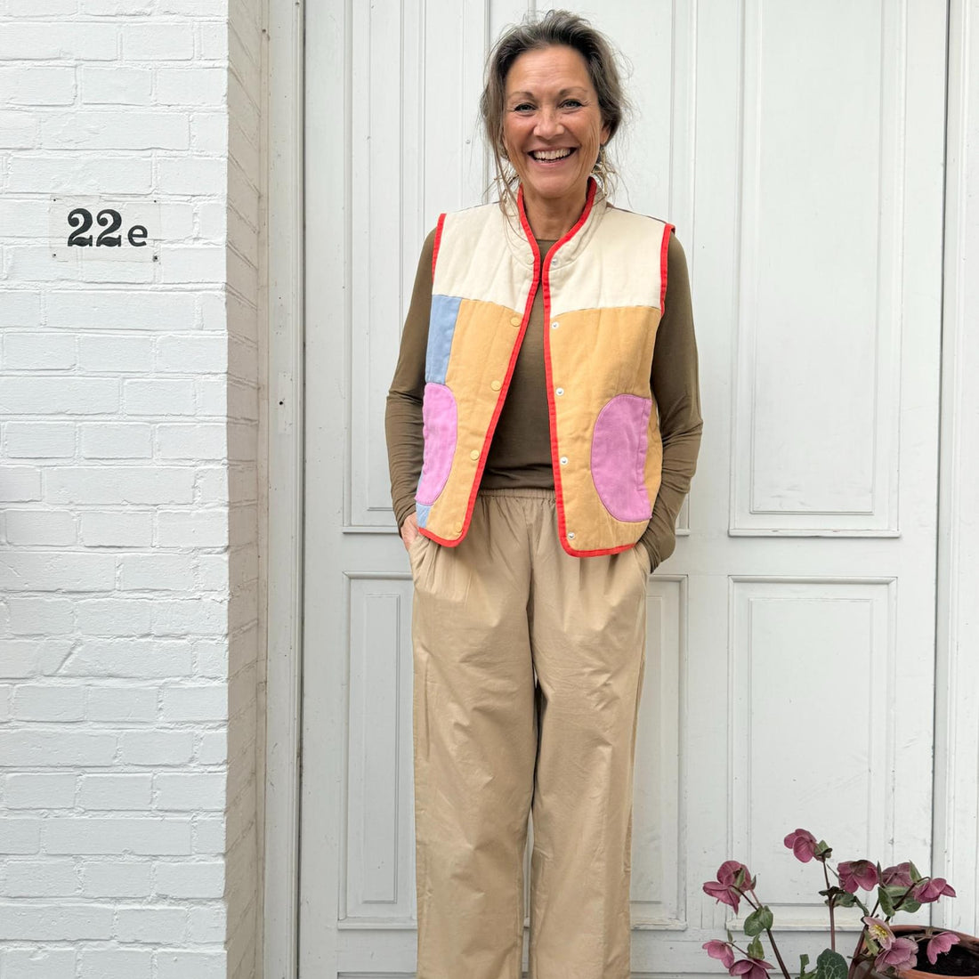Farverig patchwork vest med kontrastkanter og lommer
