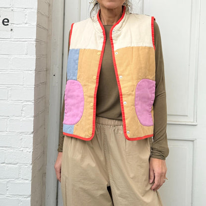 Let quiltet vest i multicolor design med rød kant