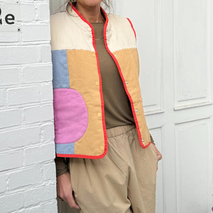 Unik vest med patchwork og bløde pastelfarver