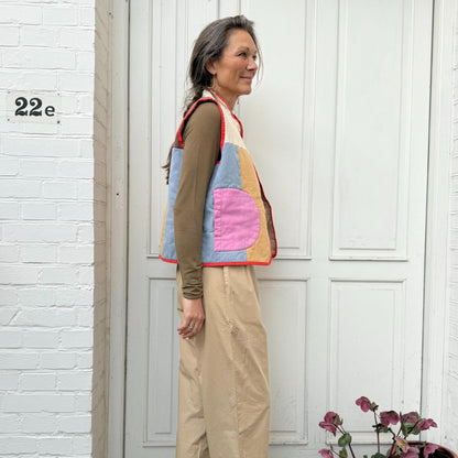 Casual vest med lommer og farverige felter