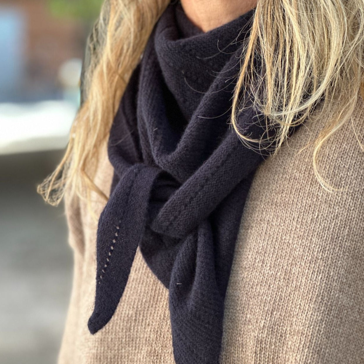 Dette store tørklæde med hulmønster bliver med sikkerhed dit foretrukne tørklæde på de kolde dage. Tørklædet er lavet i 100% cashmere, og varmer derfor dejligt din hals, samtidig med at det er let og blødt. 