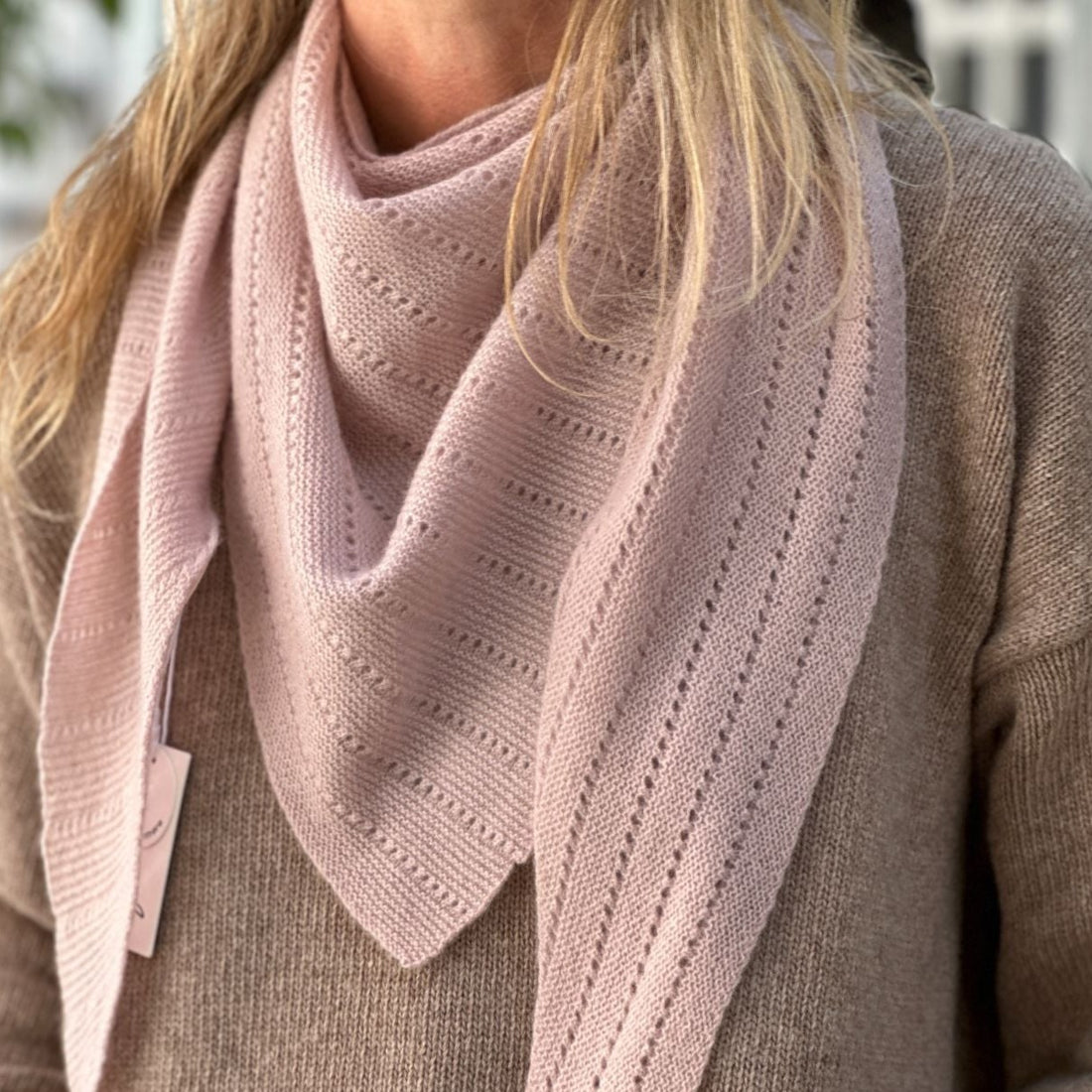 Dette store tørklæde med hulmønster bliver med sikkerhed dit foretrukne tørklæde på de kolde dage. Tørklædet er lavet i 100% cashmere, og varmer derfor dejligt din hals, samtidig med at det er let og blødt.