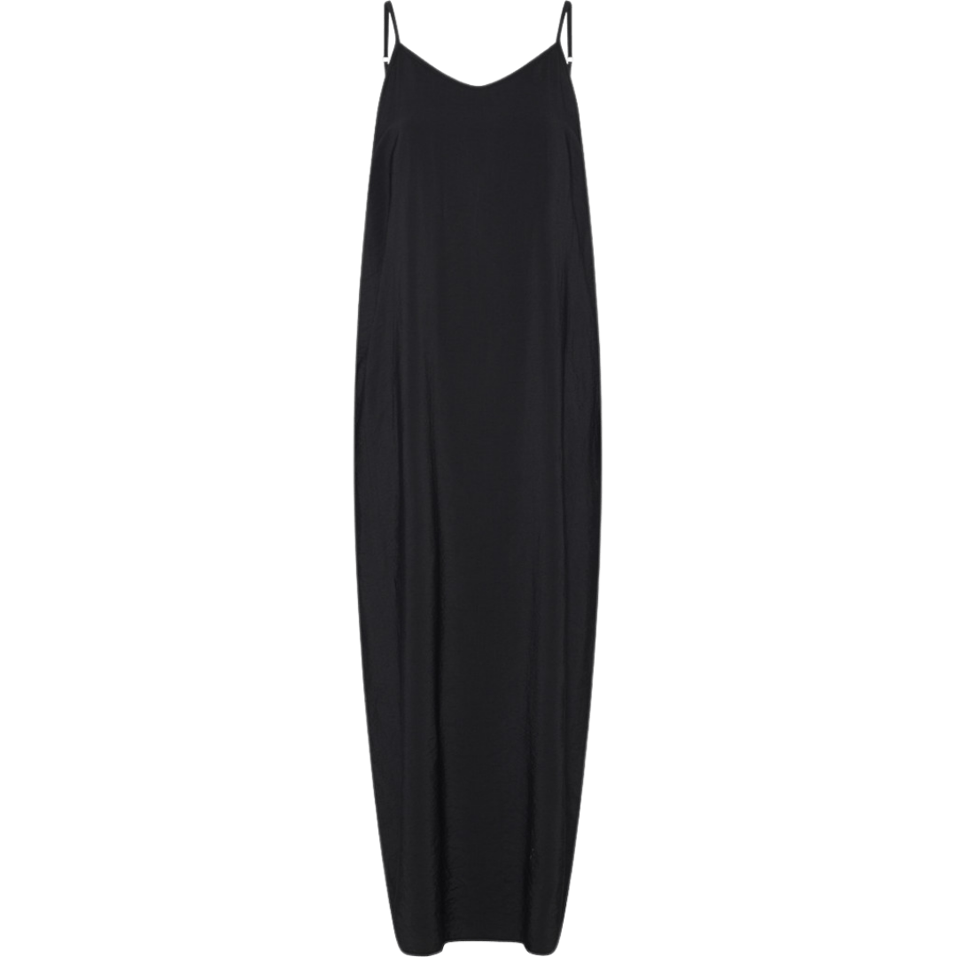 Hanoi kjolen fra FRAU er en klassisk sort stropkjole i viskose