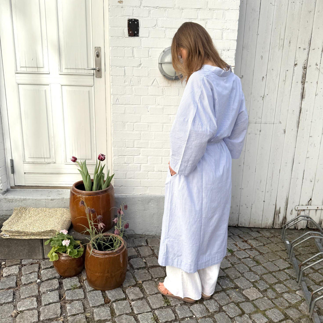 FRAU Hong Kong Kimono i hvid og blå strib med bælte i taljen