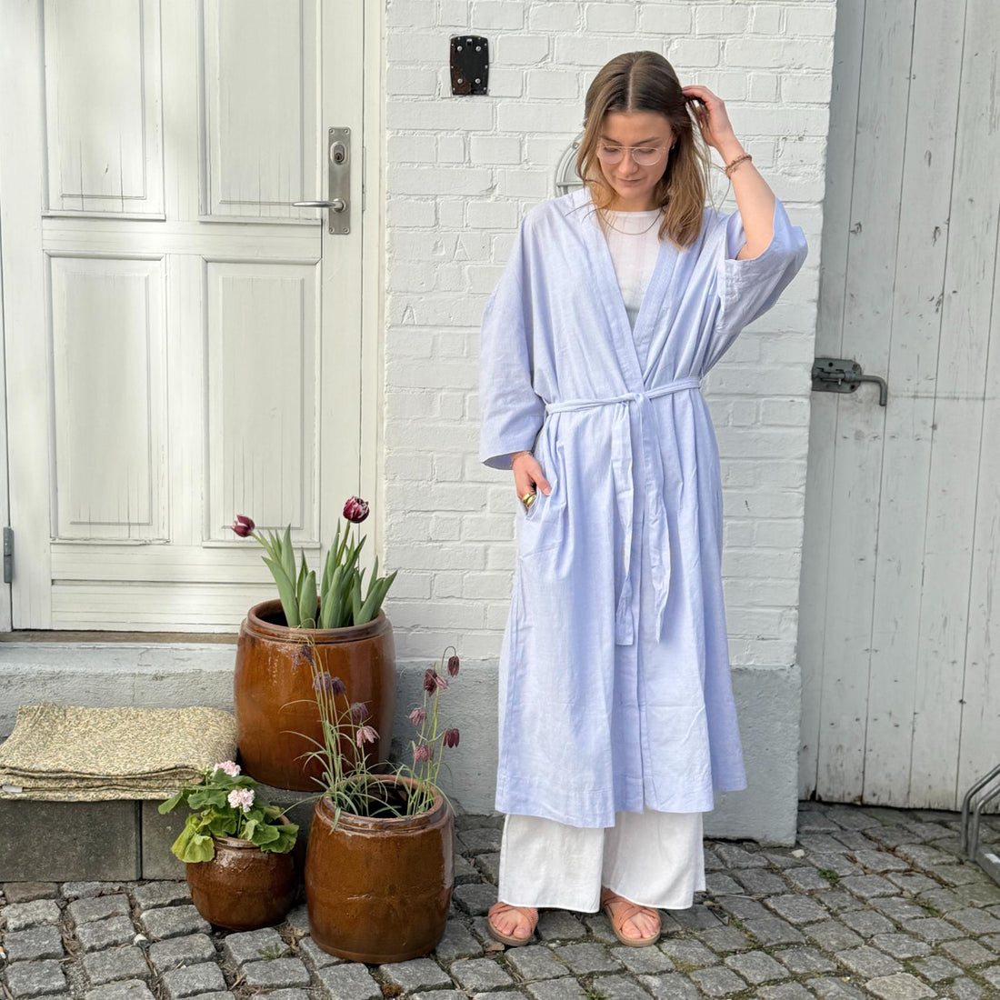 FRAU Hong Kong Kimono i hvid og blå strib med bælte i taljen