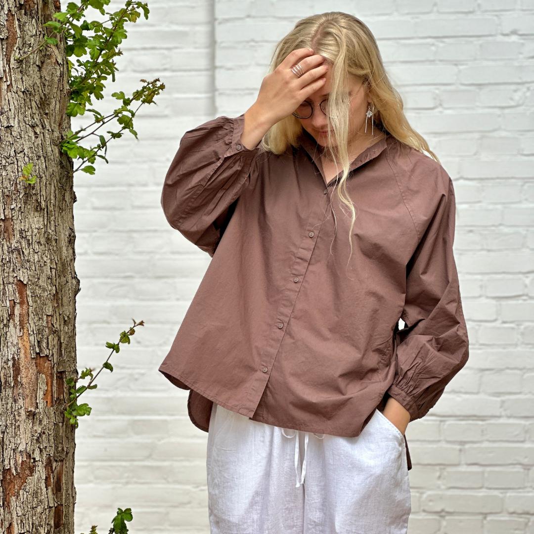 Mørkebrun oversized skjorte med ballonærmer og kinakrave. Den løse &