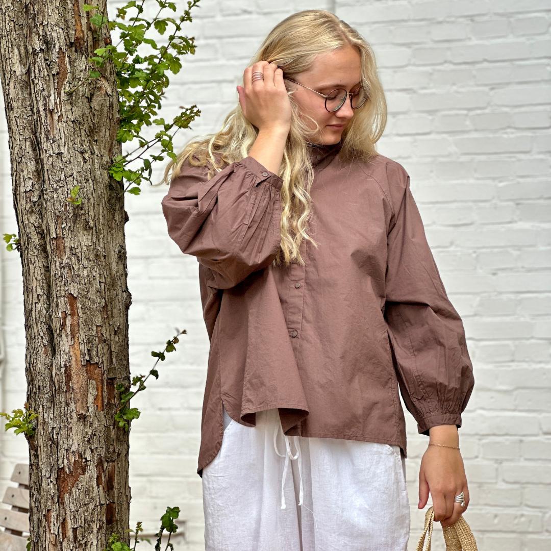 Mørkebrun oversized skjorte med ballonærmer og kinakrave. Den løse &