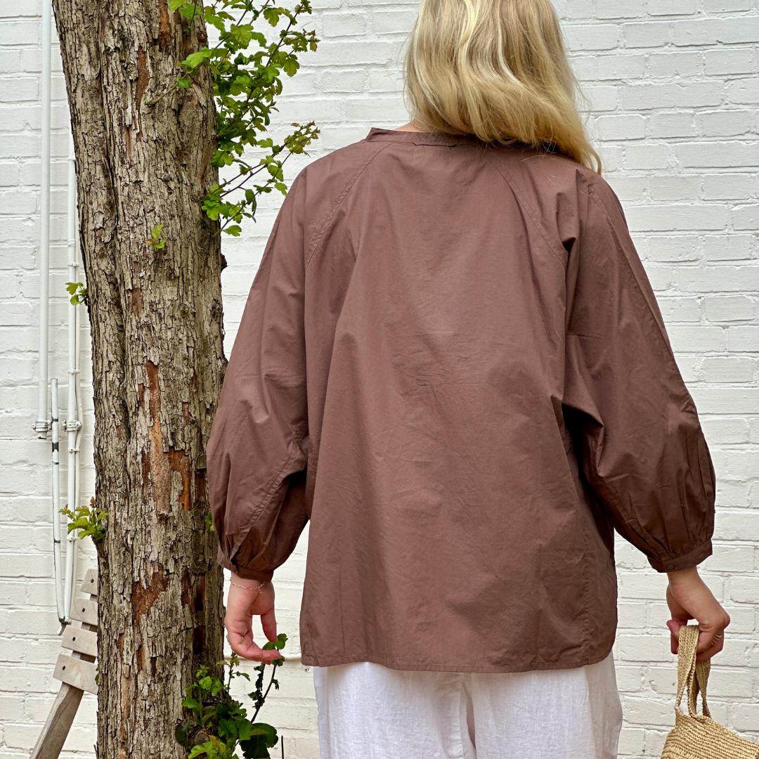 Mørkebrun oversized skjorte med ballonærmer og kinakrave. Den løse &