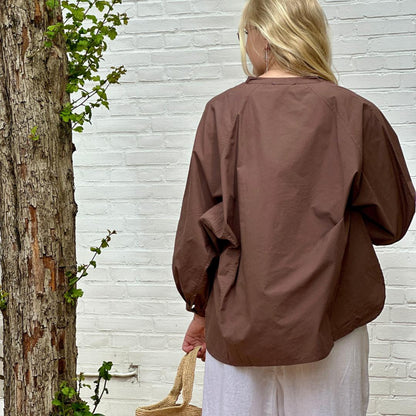 Mørkebrun oversized skjorte med ballonærmer og kinakrave. Den løse &