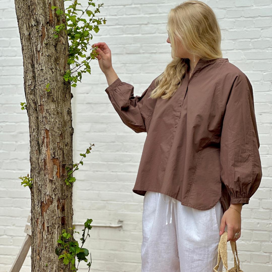 Mørkebrun oversized skjorte med ballonærmer og kinakrave. Den løse &