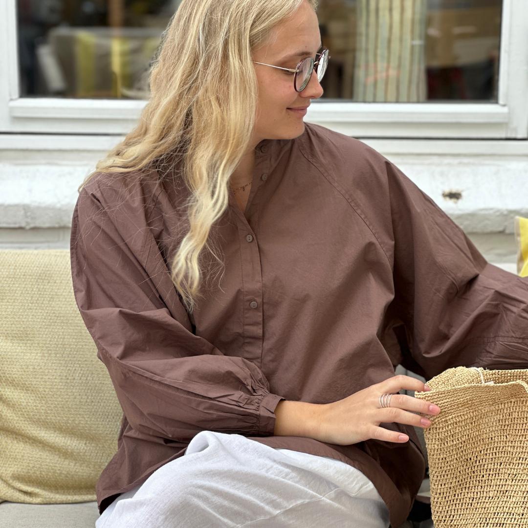 Mørkebrun oversized skjorte med ballonærmer og kinakrave. Den løse &