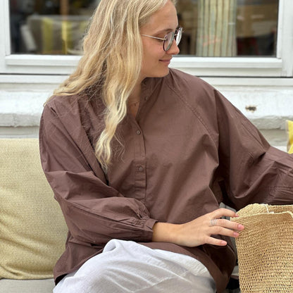 Mørkebrun oversized skjorte med ballonærmer og kinakrave. Den løse &